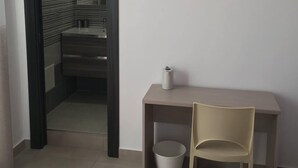 غرفة مزدوجة - سرير كبير | ميني بار ومكتب وتجهيزات عازلة للصوت وواي فاي مجانًا