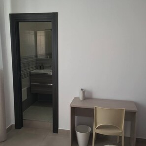 Tweepersoonskamer, 1 queensize bed | Een minibar, een bureau, geluiddichte muren, gratis wifi