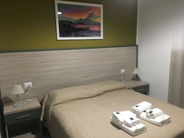 Tweepersoonskamer, 1 queensize bed | Een minibar, een bureau, geluiddichte muren, gratis wifi