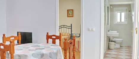 2 bedrooms, bed sheets