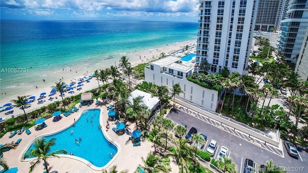 Ein Resort mit Pool, Strand und Meerblick.