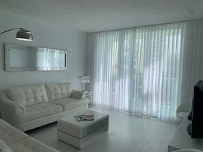 Een flatscreentelevisie