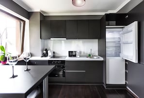 Frigorifero, microonde, forno, piano cottura