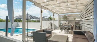 Casa de vacaciones Viktoria con piscina para 14 personas.