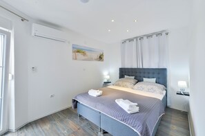 4 bedrooms, iron/ironing board, free WiFi, bed sheets