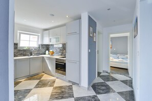 Frigorífico, horno, placa de cocina y utensilios de cocina