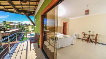 Minibar, caja de seguridad en la habitación, wifi gratis y ropa de cama