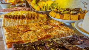 Ein Buffet mit verschiedenen Desserts und Früchten.
