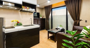 Suite familiale, 1 chambre | Aire de séjour | Téléviseur connecté