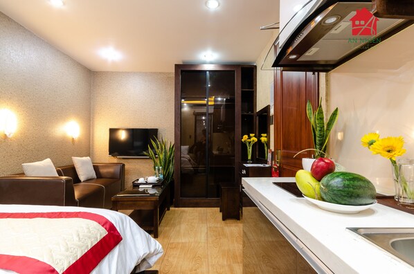 Escritorio y espacio para trabajar con laptop