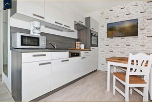 ثلاجة، ميكروويف، فرن، موقد طهي مسطح