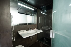 Douche, douche à « effet pluie », articles de toilette gratuits