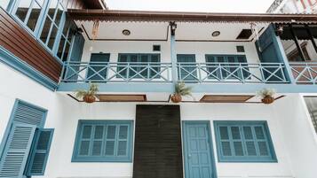 Deluxe Double Room | In-room safe, soundproofing, iron/ironing board, free WiFi
