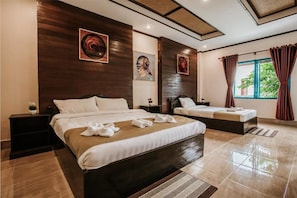 Family Room | Living room | Flat-screen TV
