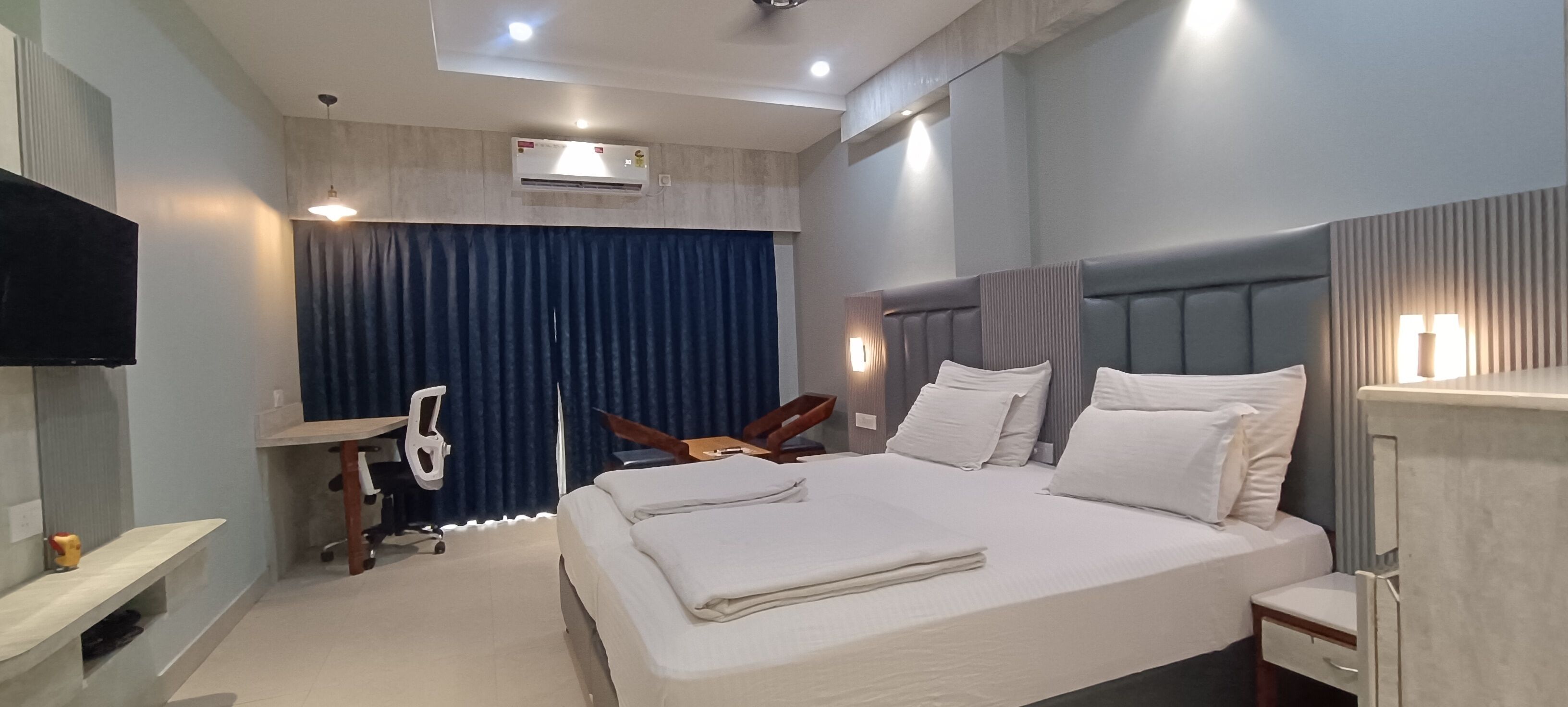 Quarto casal ou duplo superior | Camas com colchões pillow-top, escrivaninha