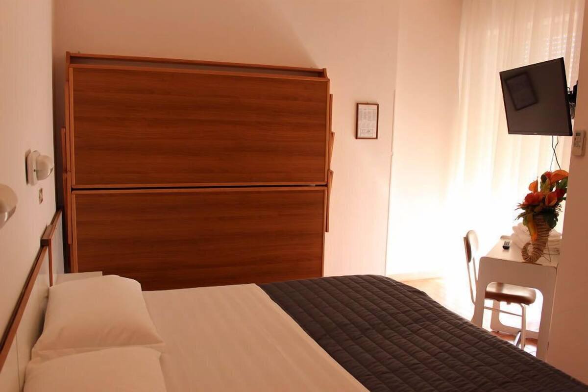 WiFi (free), bed sheets