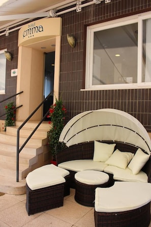 A hotel entrance with a sign reading "hotel emma". - Hotel Emma (Cattolica)