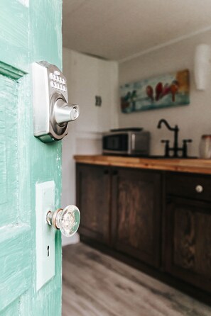 M22 Stone Cottage | Private kitchen - Green Buoy Resort (Onekama)