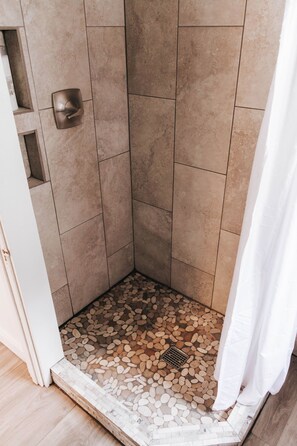 M22 Stone Cottage | バスルーム | シャワー、ヘアドライヤー、タオル