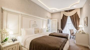 Phòng đôi hoặc 2 giường đơn Business | Bộ đồ giường kháng dị ứng, minibar, bàn