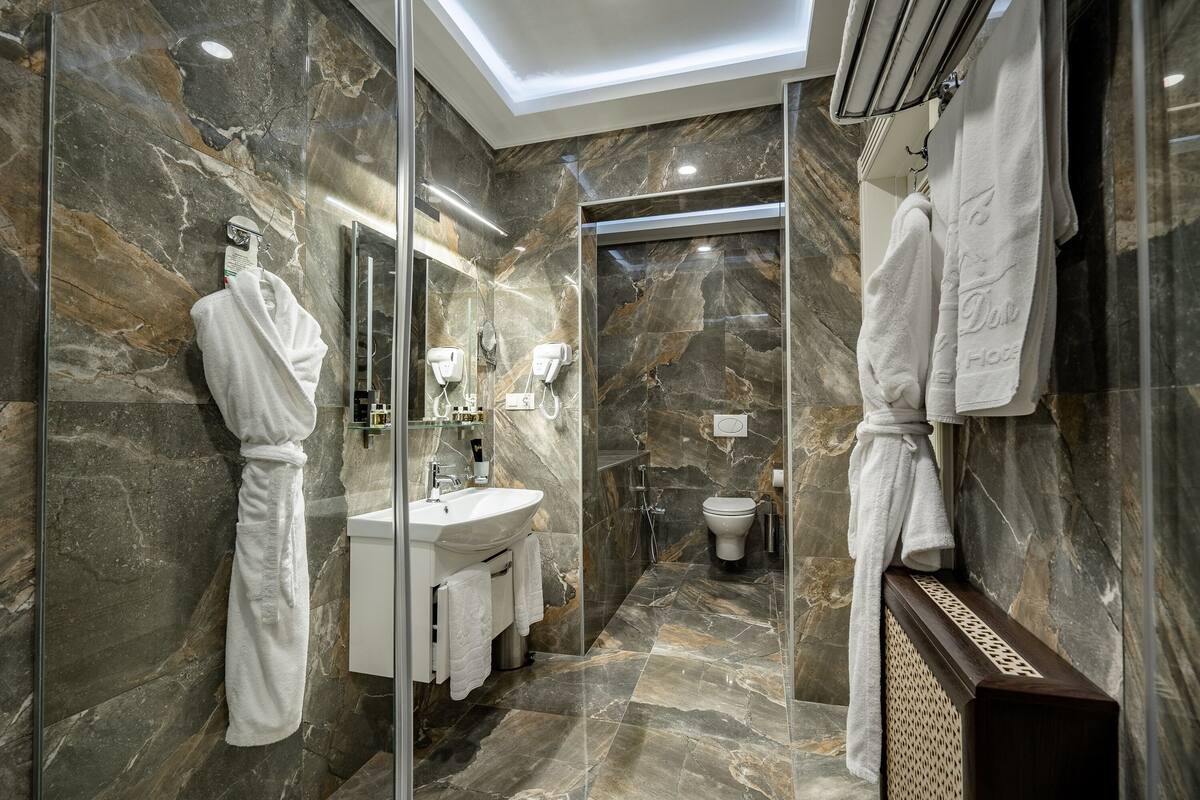 suite | bathroom | shower, free toiletries, hair dryer, bathrobes