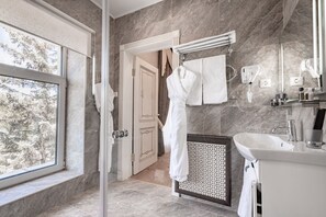 Business kamer, 1 twee- of 2 eenpersoonsbedden | Badkamer | Een douche, gratis toiletartikelen, een haardroger, badjassen
