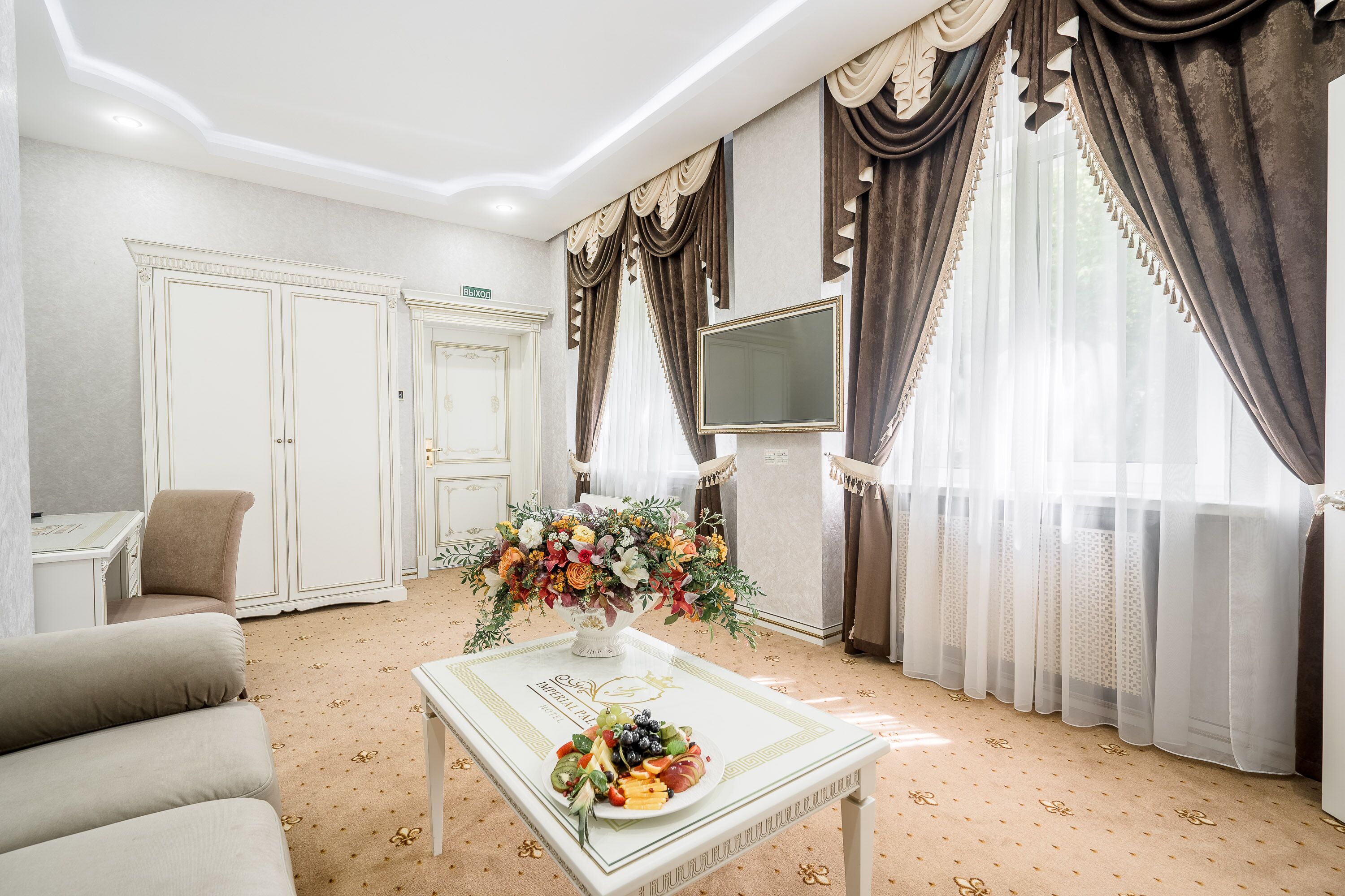 suite | living area | lcd tv