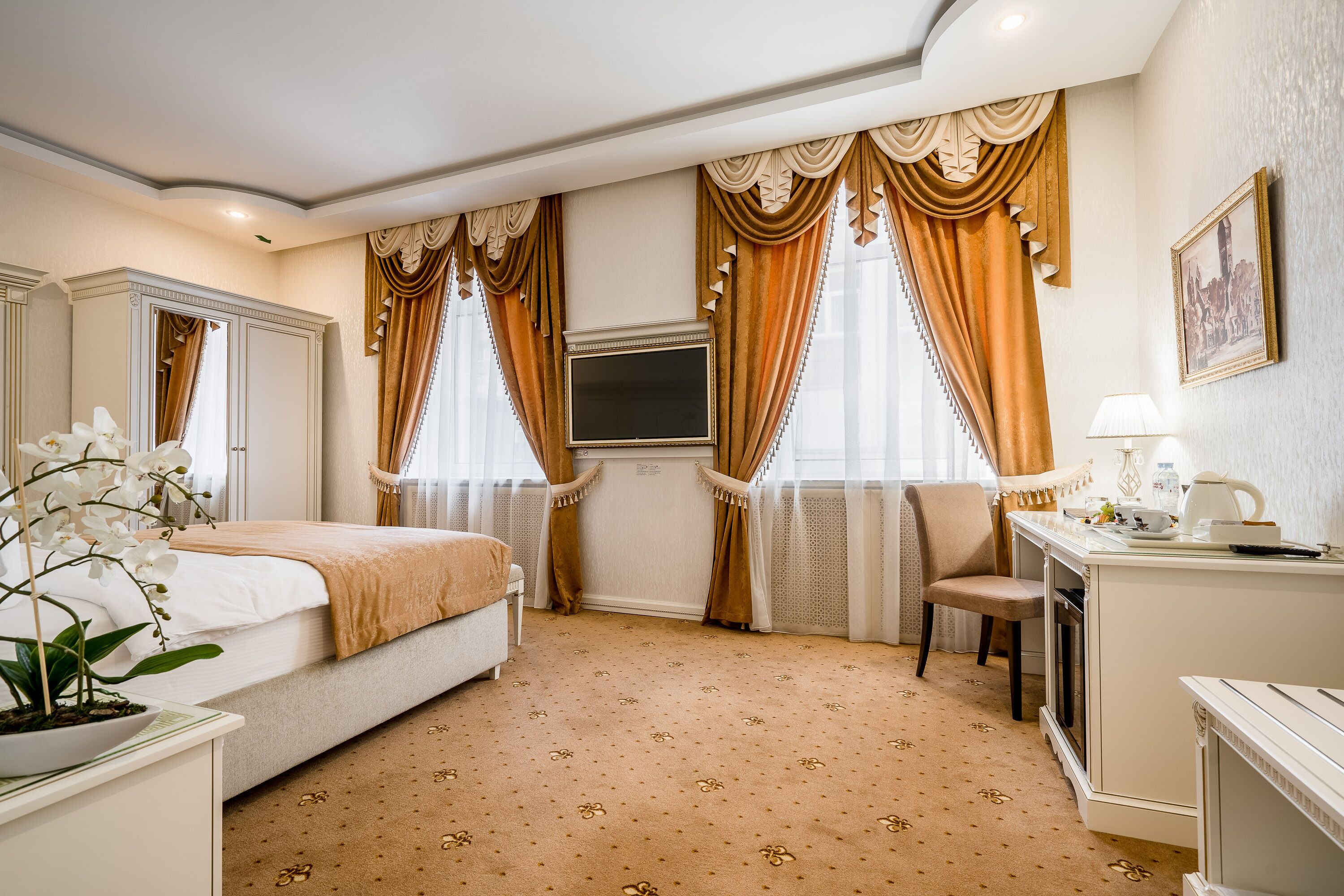 deluxe double room | hypo-allergenic bedding, desk, free cots/infant beds, free wifi