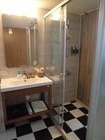 Design Double Room, Canal View | Bathroom | Shower, free toiletries, hair dryer, slippers