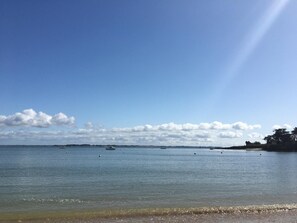 Una playa cerca