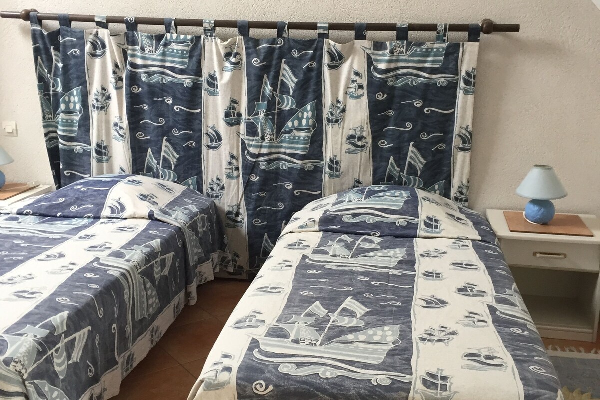 1 habitación, decoración personalizada y muebles diferentes 