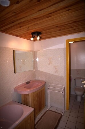 Studio | Badkamer | Een douche, een haardroger, handdoeken, toiletpapier