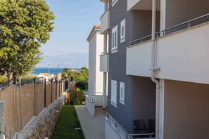 Property grounds - Holiday apartment with balcony and air conditioning (Baška)