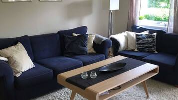 Leilighet, 2 soverom | Oppholdsområde | Flatskjerm-TV