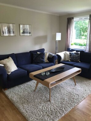 อพาร์ทเมนท์, 2 ห้องนอน | บริเวณนั่งเล่น | ทีวีจอแบน