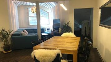 Apartment, 2 Bedrooms | In-room dining