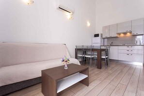 TV - Holiday apartment with a balcony and sea view (Baška)