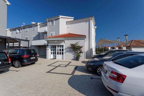 Property grounds - Holiday apartment with a balcony and sea view (Baška)