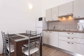 ثلاجة، ميكروويف، موقد طهي مسطح، ماكينة لصنع القهوة/الشاي