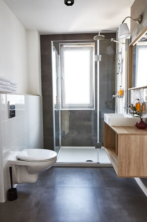 Business Apartment, Multiple Beds, City View | Bathroom | Shower, free toiletries, hair dryer, towels - Silesia Apartments (Katowice)
