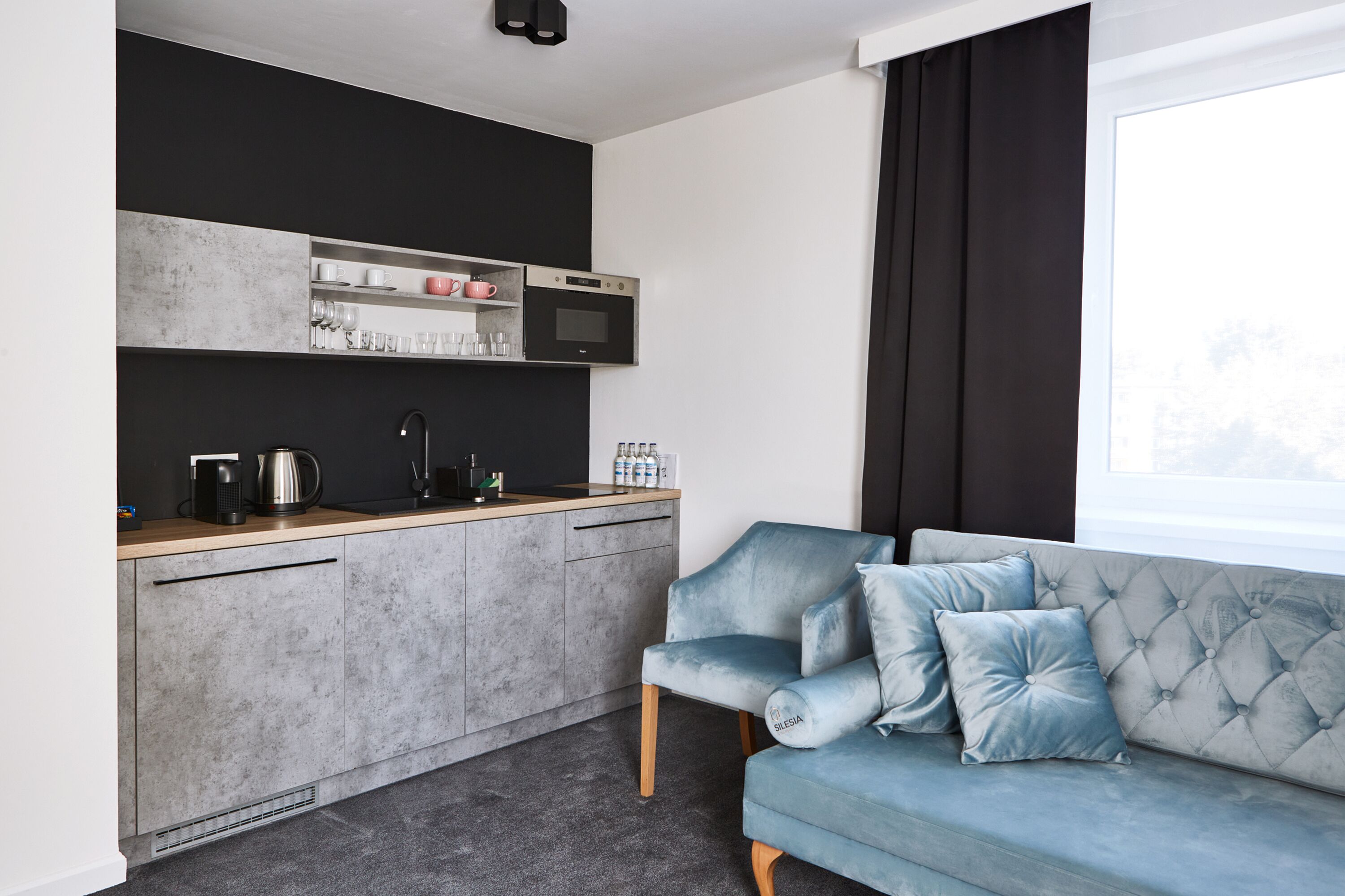 Apartamento Business, varias camas, vistas a la ciudad | Zona de estar | Una televisión LCD