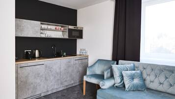 Apartamento Business, varias camas, vistas a la ciudad | Zona de estar | Una televisión LCD