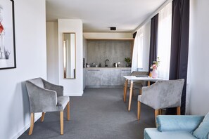 Business appartement, Meerdere bedden, uitzicht op de stad | Woonruimte | Lcd-televisie