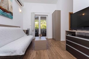 TV - Holiday apartment with balcony and air conditioning (Baška)