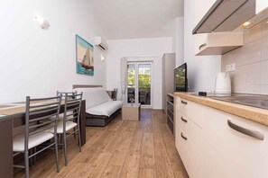 TV - Holiday apartment with balcony and air conditioning (Baška)