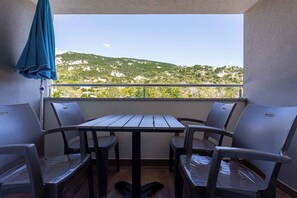 Outdoor dining - Holiday apartment with balcony and air conditioning (Baška)