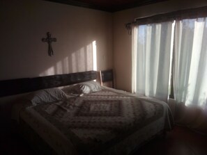 3 عدّة غرف نوم ومكواة/لوح كي وملاءات أسرّة