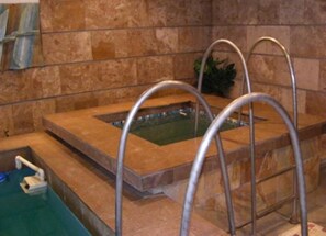 Indoor spa tub - Bumerang Hotel (Lviv)