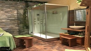 Familiekamer | Badkamer | Een douche, handdoeken