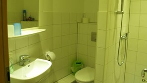 Shower, towels - Alte Baeckerei Gerichshain (Machern)